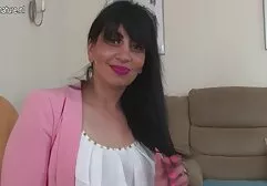Scopa con l'amante che è giovane. anale russo