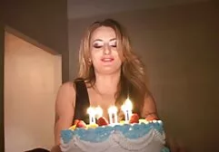 Latina fa un moglie anale amatoriale pompino vicino alla piscina.