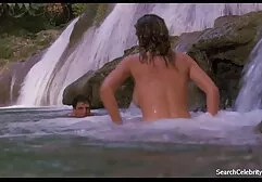 Una ragazza che è nuda che attraversa il parco in cerca di video pornoanali avventura.