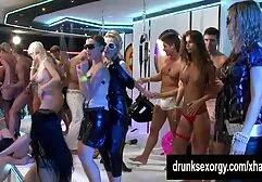 Lei troie anale cerca il sesso anale prima.