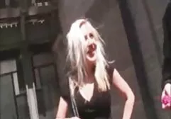 Sborrata bionda di sesso anale ragazza anale sul sedile posteriore.