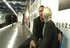 Un uomo prendiporno anale nero con dreadlocks scopata bruna.