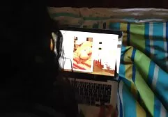 Bambino succhiare e cazzo rapporto anale amatoriale in macchina.