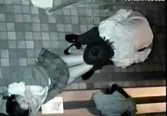 Gli studenti lavorano al capo del villaggio. video anale prima volta