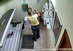 Rumeno divertirsi con il pulitore anale a pecorina della piscina.