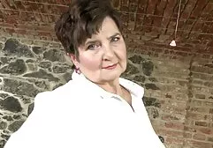 La penetrazione anale amatoriale bruna sembra un uomo che armeggia.
