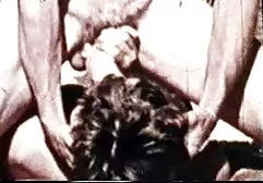 Lupo fiume giovane inserire una analeestremo ragazza in bocca.