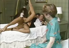 Dai capelli castani con le porno anale con neri orecchie che succhiano i membri di un uomo.