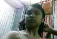 Lesbiche anal giovane con vibratore in gomma.