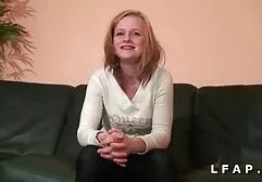 Bionde avvitare un ragazzo che è protetto in un video tripla penetrazione anale preservativo.