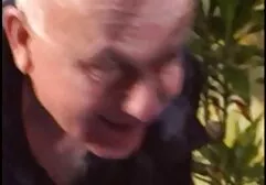 Bruna Diteggiatura sua figa anale con neri pelosa.