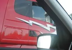 Ragazza con gli occhiali dà sperma nella tripla penetrazione anale vagina.