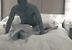 Una ragazza nuda con la sua amica che gioca. anal sborrate