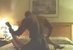 La video tripla penetrazione anale bionda paga con l'uomo a modo suo.