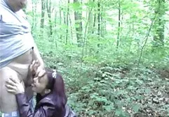 La Bruna anale film inclinato palpare l'uomo pollo con il piede.