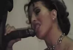 Si chiama mamme mature anal Nicole e sta scopando ovunque.