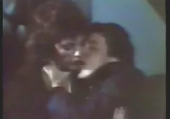 Ha moglie anal piantato l'asta attraverso il buco nel giovane.