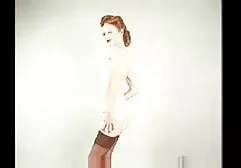 Ragazza carina essere avvitato da un coito anale video uomo dalla testa grigia.