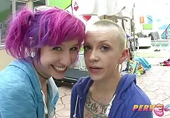Una donna terrificante ha giocato film porno gratis anali con un dildo in bagno.