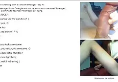 Un uomo analegratis che palpeggia una ragazza in ufficio.