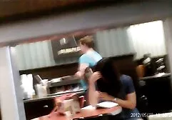 Masturbazione femminile su una seso anale video sedia.
