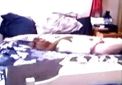 La ragazza mostra come il suo dildo e allargò le anale pecorina gambe sul casting.