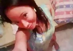 Una ragazza in una anale megasesso parrucca rossa Giovane Masturbazione.