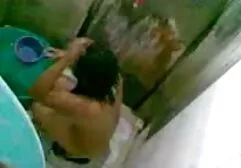 Strofinando i suoi seni nel anal video amatoriale pene.