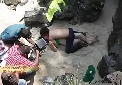 Uomo che anale con la mamma scopa una giovane bionda e sua madre.