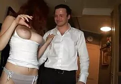 Solista bionda con grandi seni. sesso anale con cavallo