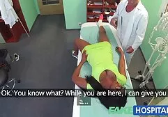 Le ragazze delicatamente strofinato sesso anale fatto in casa fighe in bagno.