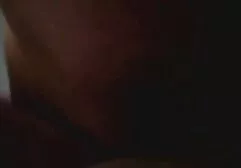 L'uomo porno annale semplice nella felpa è stato dato all'uomo.