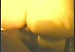 Una ragazza con grandi video vergine anale seni dà un uomo un pompino.